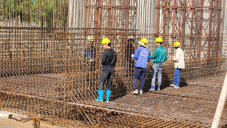 G&aacute;c nghỉ lễ, h&agrave;ng trăm c&ocirc;ng nh&acirc;n b&aacute;m c&ocirc;ng trường V&agrave;nh đai 4- Ảnh 2.