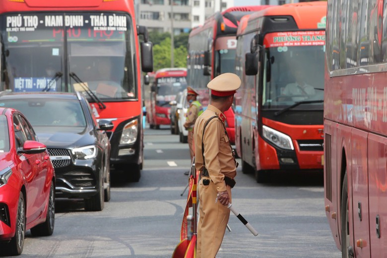 Gần 2.000 t&agrave;i xế vi phạm nồng độ cồn bị giữ xe trong ng&agrave;y nghỉ lễ 1/5- Ảnh 1.