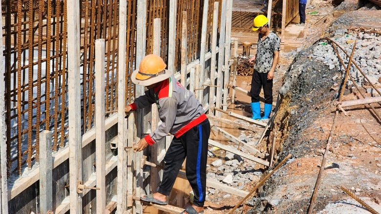 G&aacute;c nghỉ lễ, h&agrave;ng trăm c&ocirc;ng nh&acirc;n b&aacute;m c&ocirc;ng trường V&agrave;nh đai 4- Ảnh 8.