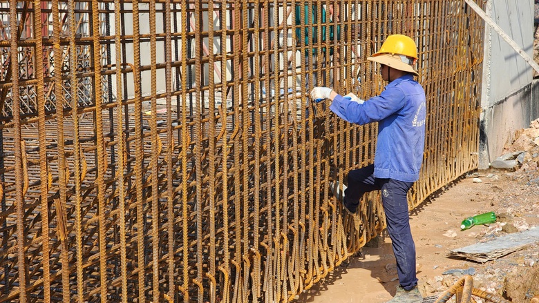 G&aacute;c nghỉ lễ, h&agrave;ng trăm c&ocirc;ng nh&acirc;n b&aacute;m c&ocirc;ng trường V&agrave;nh đai 4- Ảnh 13.