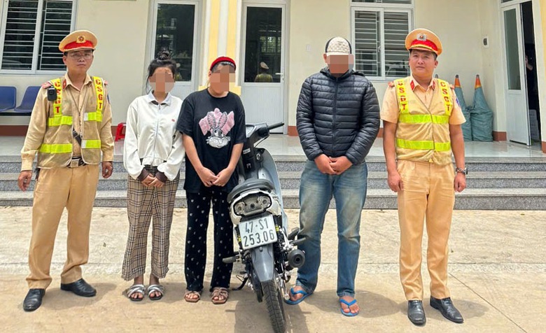 Nam thanh ni&ecirc;n chở bạn g&aacute;i, đi xe m&aacute;y một b&aacute;nh tr&ecirc;n đường bị xử l&yacute;- Ảnh 1.