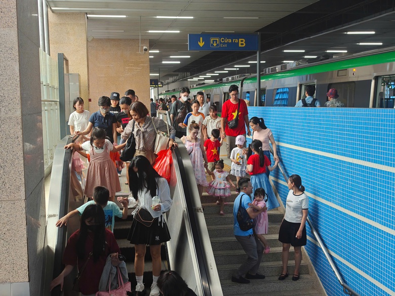 Metro H&agrave; Nội đ&ocirc;ng nghẹt ngay giữa kỳ nghỉ lễ 30/4- Ảnh 6.