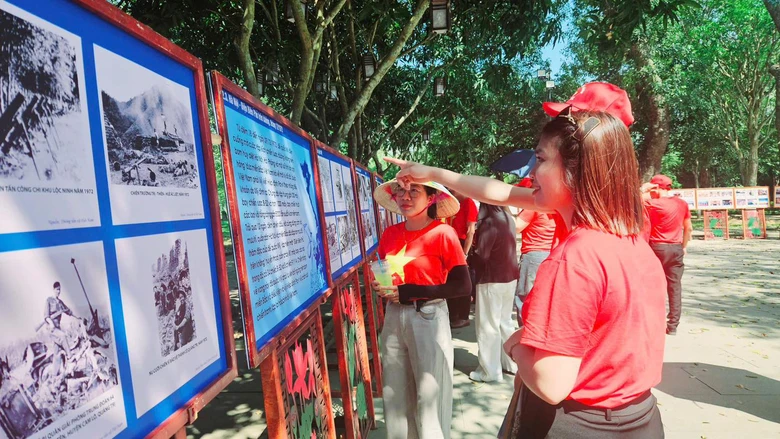 L&ograve;ng người như lắng lại giữa L&agrave;ng Sen- Ảnh 7.