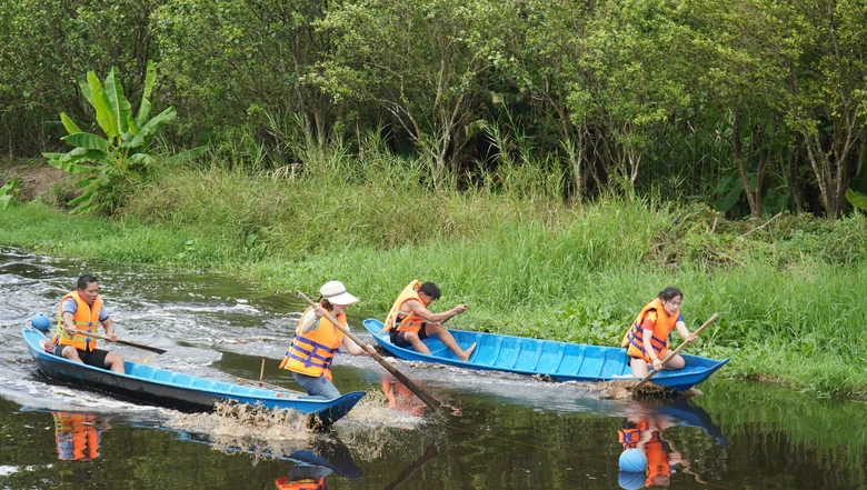 Hơn 650 vận động vi&ecirc;n đi bộ xuy&ecirc;n rừng U Minh Hạ, đua xuồng, đi cầu khỉ- Ảnh 1.