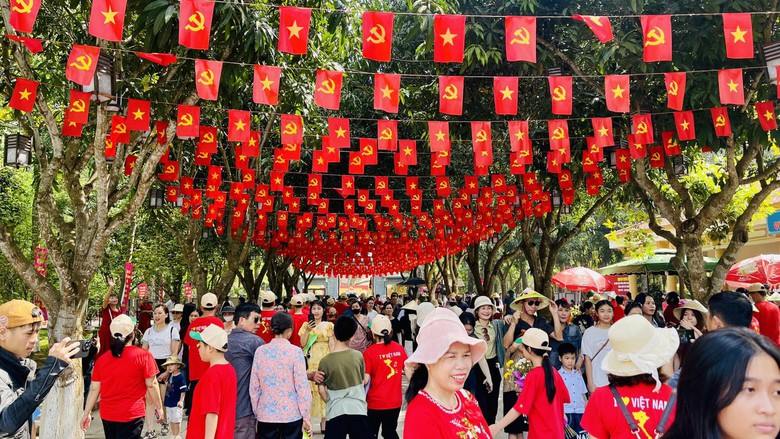 L&ograve;ng người như lắng lại giữa L&agrave;ng Sen- Ảnh 1.