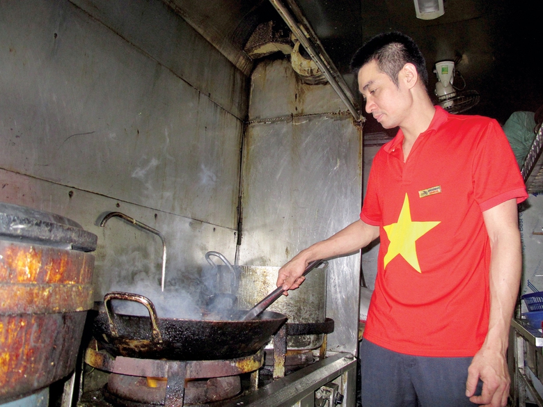 Những “anh nuôi” trên chuyến tàu đặc biệt- Ảnh 2. Những “anh nuôi” trên chuyến tàu đặc biệt- Ảnh 2.