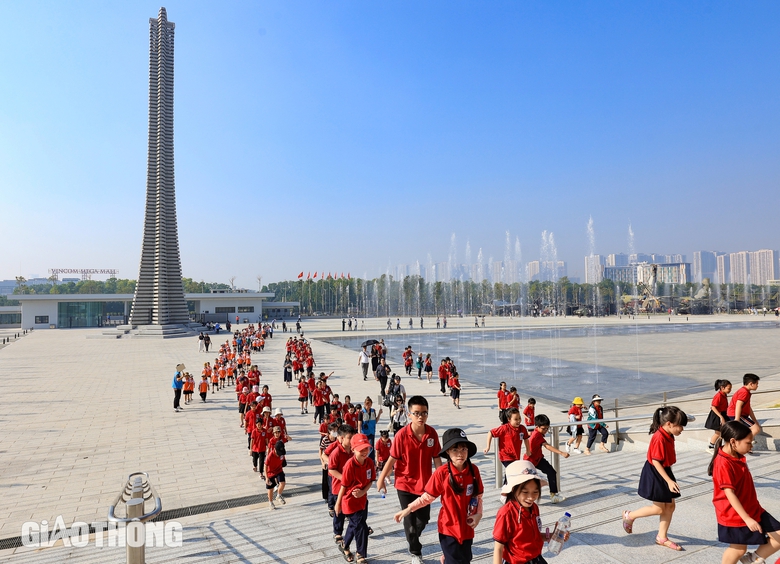 Về Thủ đ&ocirc; bằng t&agrave;u hỏa, trải nghiệm văn h&oacute;a, ẩm thực chỉ H&agrave; Nội mới c&oacute;- Ảnh 2.