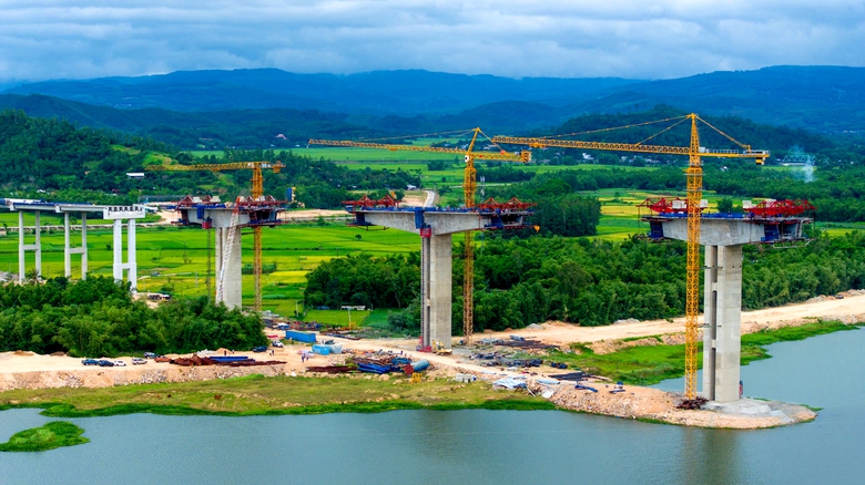 &ldquo;Xẻ n&uacute;i, bắc cầu&rdquo; nối th&ocirc;ng cao tốc dọc miền Trung- Ảnh 2.