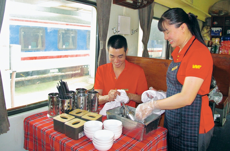 Những “anh nuôi” trên chuyến tàu đặc biệt- Ảnh 1. Những “anh nuôi” trên chuyến tàu đặc biệt- Ảnh 1.