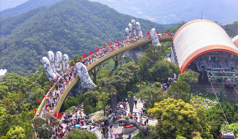 C&aacute;c điểm du lịch ở Đ&agrave; Nẵng chật k&iacute;n du kh&aacute;ch trong 2 ng&agrave;y nghỉ lễ- Ảnh 9.