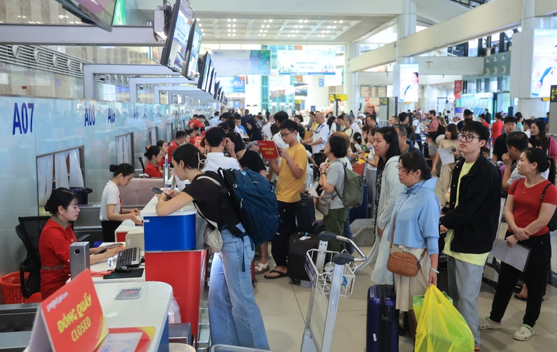 Gần 245 ngh&igrave;n kh&aacute;ch đi m&aacute;y bay trong ng&agrave;y 30/4- Ảnh 1.