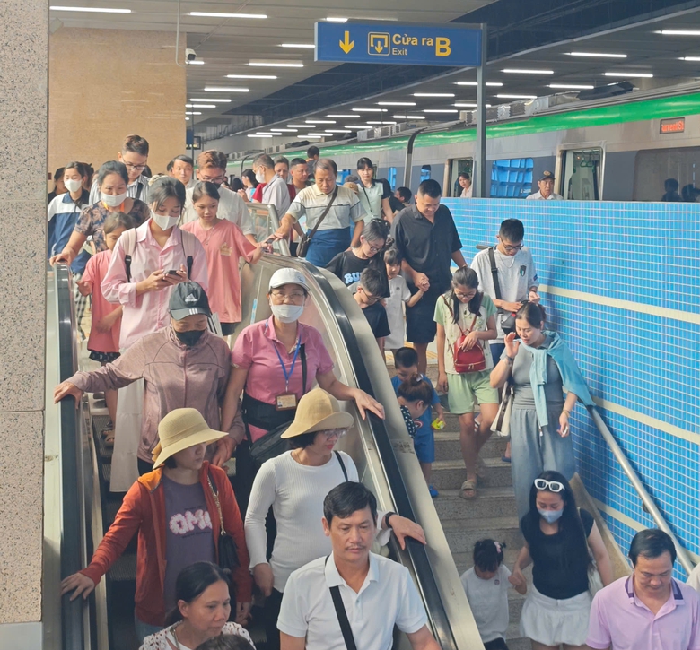 Metro H&agrave; Nội đ&ocirc;ng nghẹt ngay giữa kỳ nghỉ lễ 30/4- Ảnh 14.