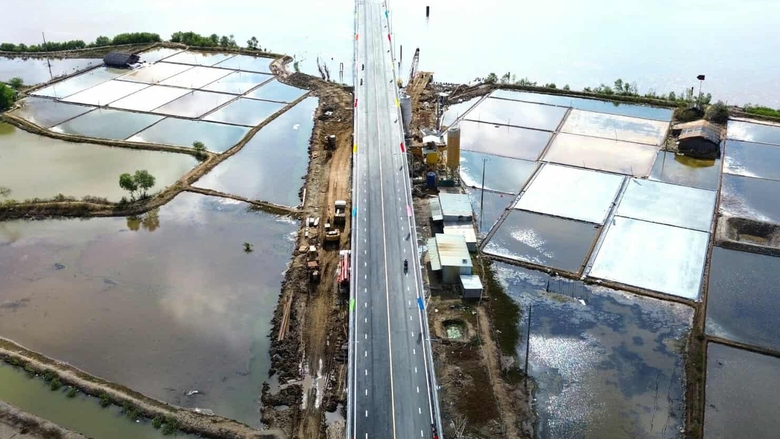 Khẩn trương hoàn thành những hạng mục cuối của cầu Gành Hào- Ảnh 1. Khẩn trương hoàn thành những hạng mục cuối của cầu Gành Hào- Ảnh 1.