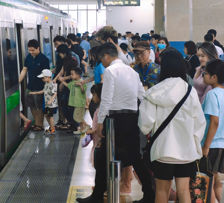 Metro H&agrave; Nội đ&ocirc;ng nghẹt ngay giữa kỳ nghỉ lễ 30/4- Ảnh 10.