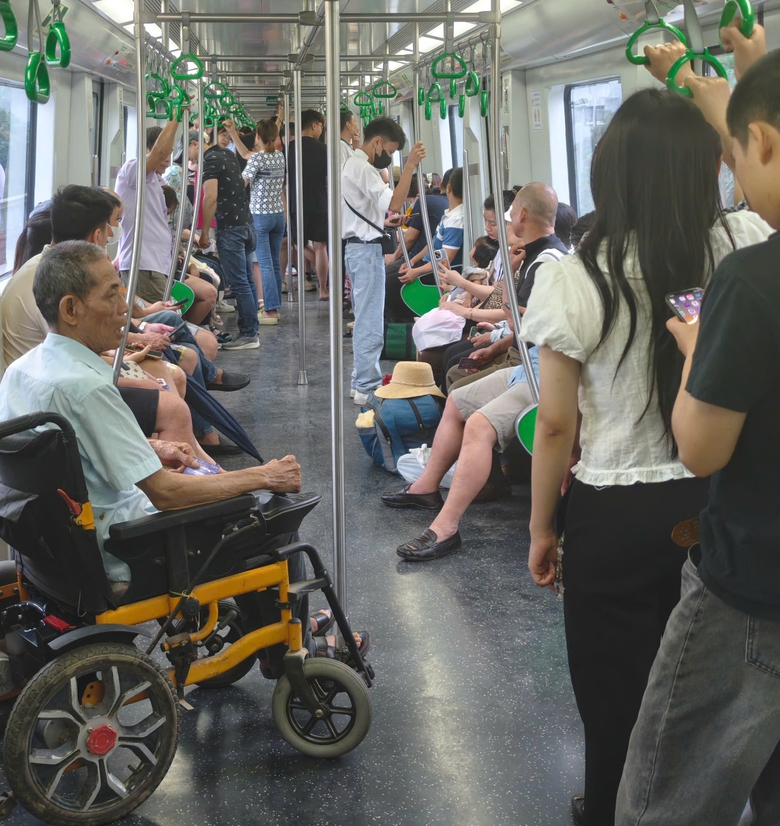 Metro H&agrave; Nội đ&ocirc;ng nghẹt ngay giữa kỳ nghỉ lễ 30/4- Ảnh 11.