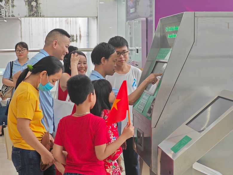 Metro H&agrave; Nội đ&ocirc;ng nghẹt ngay giữa kỳ nghỉ lễ 30/4- Ảnh 8.