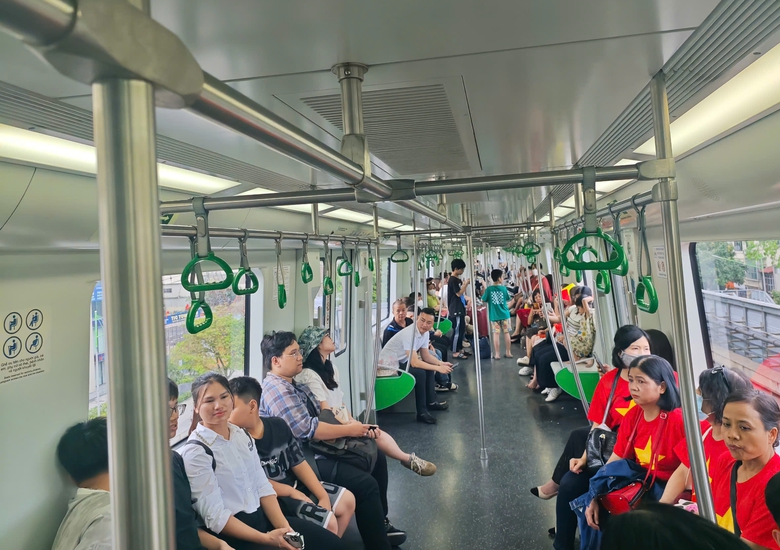 Metro H&agrave; Nội đ&ocirc;ng nghẹt ngay giữa kỳ nghỉ lễ 30/4- Ảnh 1.