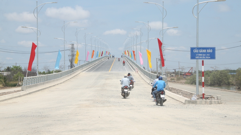 Khẩn trương hoàn thành những hạng mục cuối của cầu Gành Hào- Ảnh 2. Khẩn trương hoàn thành những hạng mục cuối của cầu Gành Hào- Ảnh 2.