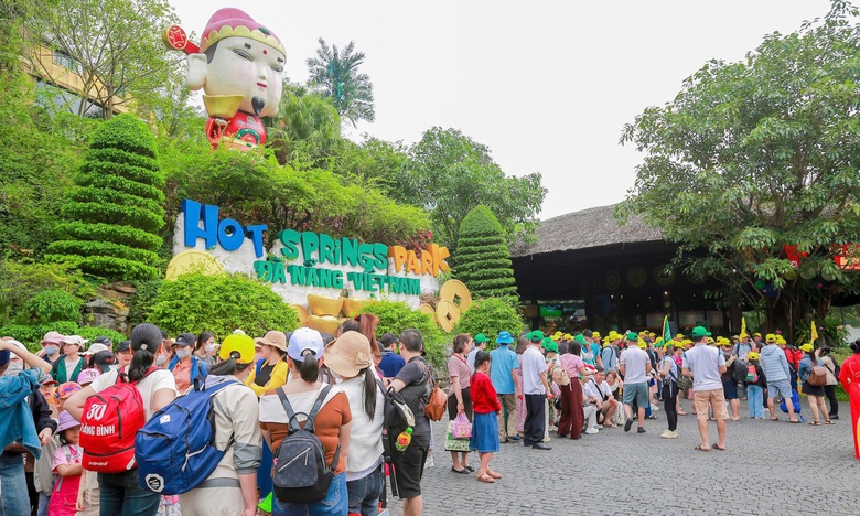 C&aacute;c điểm du lịch ở Đ&agrave; Nẵng chật k&iacute;n du kh&aacute;ch trong 2 ng&agrave;y nghỉ lễ- Ảnh 10.