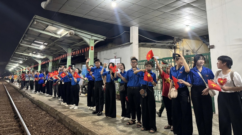 Bịn rịn giờ ph&uacute;t chia tay người l&iacute;nh, tiếng c&ograve;i t&agrave;u sắp rời s&acirc;n ga- Ảnh 1.