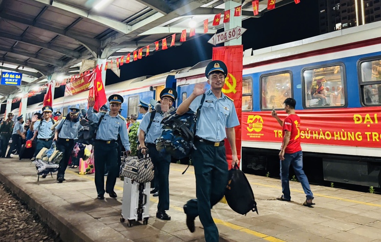 Bịn rịn giờ ph&uacute;t chia tay người l&iacute;nh, tiếng c&ograve;i t&agrave;u sắp rời s&acirc;n ga- Ảnh 3.