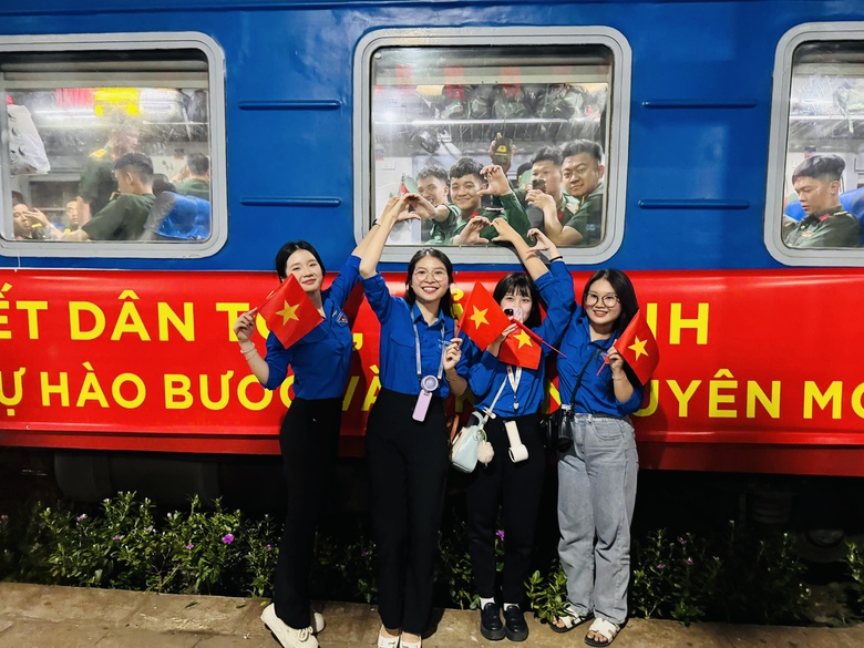 Bịn rịn giờ ph&uacute;t chia tay người l&iacute;nh, tiếng c&ograve;i t&agrave;u sắp rời s&acirc;n ga- Ảnh 2.