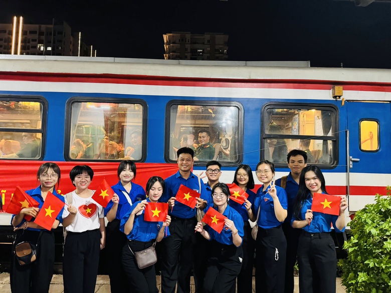 Bịn rịn giờ ph&uacute;t chia tay người l&iacute;nh, tiếng c&ograve;i t&agrave;u sắp rời s&acirc;n ga- Ảnh 4.