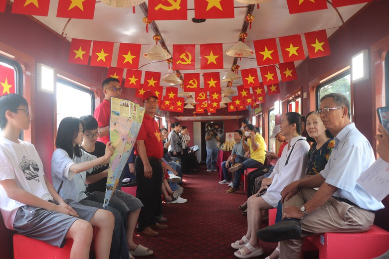 Du khách hào hứng trên chuyến tàu "xuyên thời gian" về miền đất võ Bình Định- Ảnh 3. Du khách hào hứng trên chuyến tàu "xuyên thời gian" về miền đất võ Bình Định- Ảnh 3.