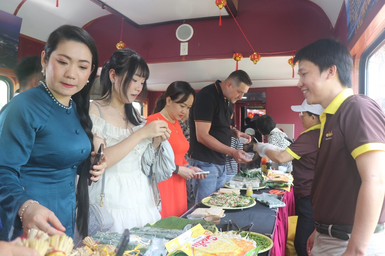 Du khách hào hứng trên chuyến tàu "xuyên thời gian" về miền đất võ Bình Định- Ảnh 5. Du khách hào hứng trên chuyến tàu "xuyên thời gian" về miền đất võ Bình Định- Ảnh 5.