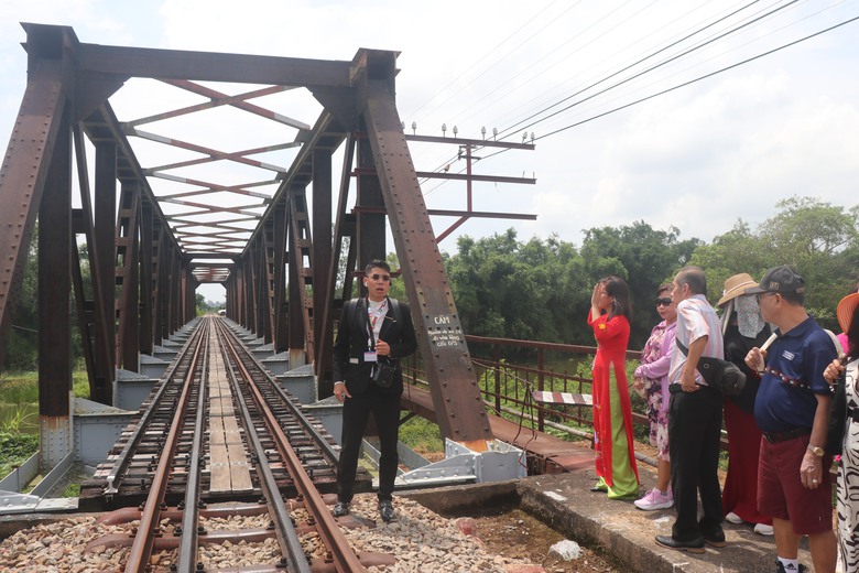Du khách hào hứng trên chuyến tàu "xuyên thời gian" về miền đất võ Bình Định- Ảnh 8. Du khách hào hứng trên chuyến tàu "xuyên thời gian" về miền đất võ Bình Định- Ảnh 8.