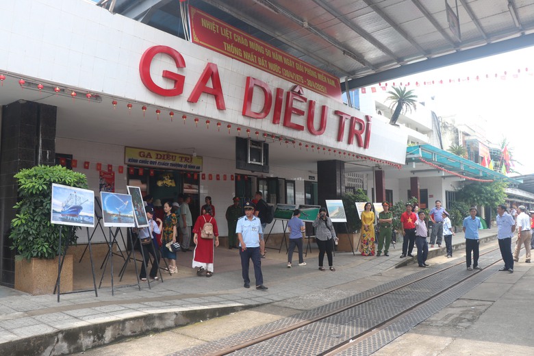 Du khách hào hứng trên chuyến tàu "xuyên thời gian" về miền đất võ Bình Định- Ảnh 10. Du khách hào hứng trên chuyến tàu "xuyên thời gian" về miền đất võ Bình Định- Ảnh 10.