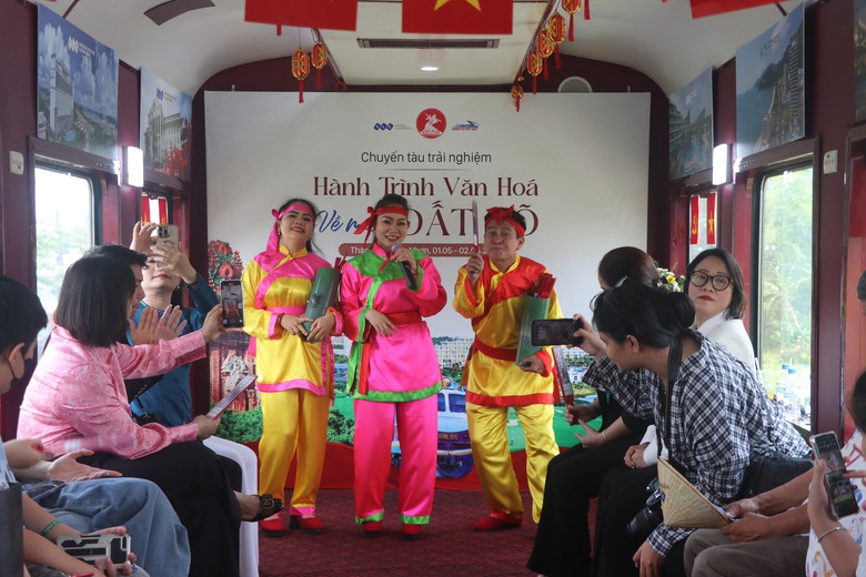 Du khách hào hứng trên chuyến tàu "xuyên thời gian" về miền đất võ Bình Định- Ảnh 4. Du khách hào hứng trên chuyến tàu "xuyên thời gian" về miền đất võ Bình Định- Ảnh 4.