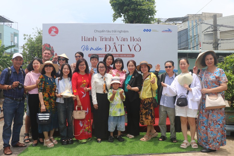 Du khách hào hứng trên chuyến tàu "xuyên thời gian" về miền đất võ Bình Định- Ảnh 11. Du khách hào hứng trên chuyến tàu "xuyên thời gian" về miền đất võ Bình Định- Ảnh 11.