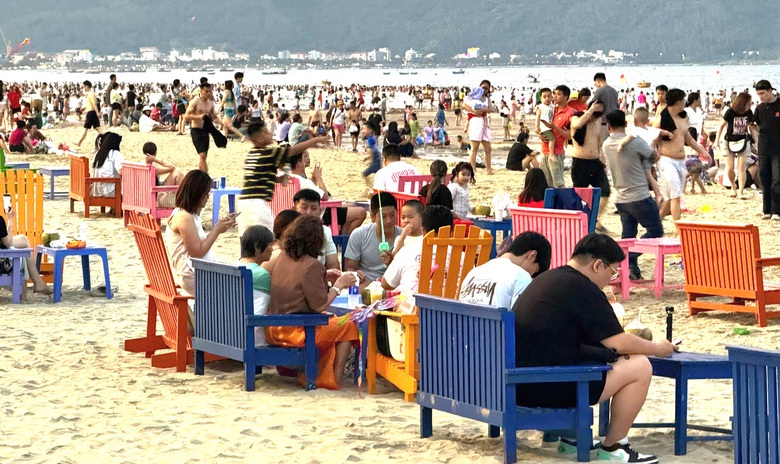 C&aacute;c điểm du lịch ở Đ&agrave; Nẵng chật k&iacute;n du kh&aacute;ch trong 2 ng&agrave;y nghỉ lễ- Ảnh 3.