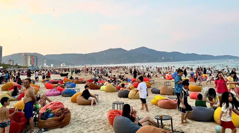 C&aacute;c điểm du lịch ở Đ&agrave; Nẵng chật k&iacute;n du kh&aacute;ch trong 2 ng&agrave;y nghỉ lễ- Ảnh 1.