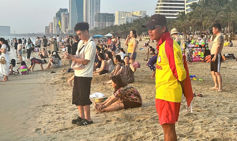 C&aacute;c điểm du lịch ở Đ&agrave; Nẵng chật k&iacute;n du kh&aacute;ch trong 2 ng&agrave;y nghỉ lễ- Ảnh 4.