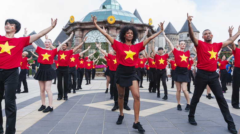 C&aacute;c điểm du lịch ở Đ&agrave; Nẵng chật k&iacute;n du kh&aacute;ch trong 2 ng&agrave;y nghỉ lễ- Ảnh 8.