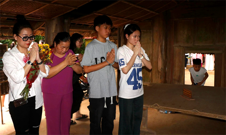 L&ograve;ng người như lắng lại giữa L&agrave;ng Sen- Ảnh 8.