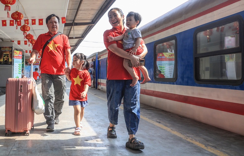 Về Thủ đ&ocirc; bằng t&agrave;u hỏa, trải nghiệm văn h&oacute;a, ẩm thực chỉ H&agrave; Nội mới c&oacute;- Ảnh 1.