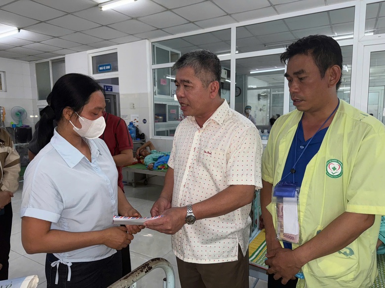 Vụ tai nạn m&ocirc; t&ocirc; nước ở H&ograve;n Kh&ocirc;, b&eacute; 8 tuổi tử vong: Người mẹ b&agrave;ng ho&agrave;ng ngất lịm- Ảnh 1.