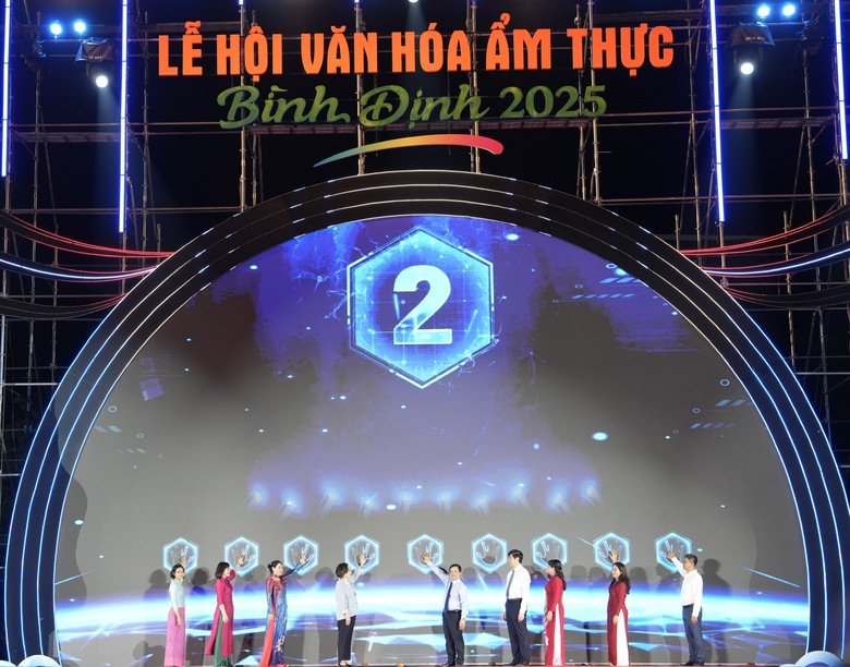 Du khách tròn mắt xem 9 đầu bếp chế biến chiếc bánh cuốn 7,7m ở vùng đất võ, trời văn- Ảnh 1. Du khách tròn mắt xem 9 đầu bếp chế biến chiếc bánh cuốn 7,7m ở vùng đất võ, trời văn- Ảnh 1.