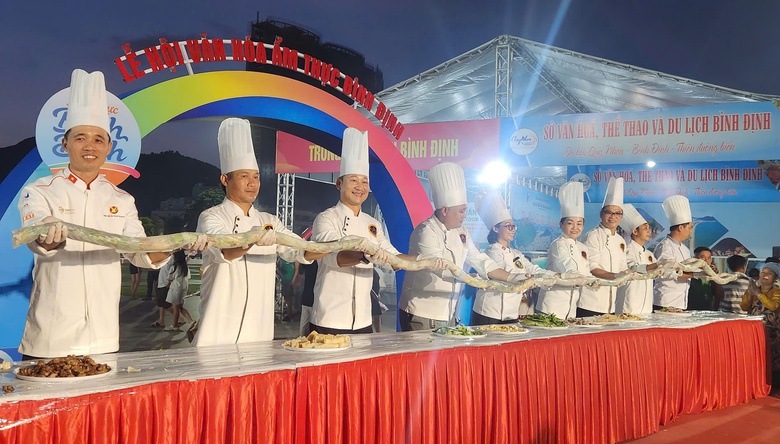 Du khách tròn mắt xem 9 đầu bếp chế biến chiếc bánh cuốn 7,7m ở vùng đất võ, trời văn- Ảnh 3. Du khách tròn mắt xem 9 đầu bếp chế biến chiếc bánh cuốn 7,7m ở vùng đất võ, trời văn- Ảnh 3.