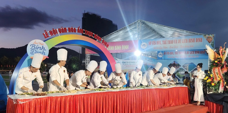 Du khách tròn mắt xem 9 đầu bếp chế biến chiếc bánh cuốn 7,7m ở vùng đất võ, trời văn- Ảnh 2. Du khách tròn mắt xem 9 đầu bếp chế biến chiếc bánh cuốn 7,7m ở vùng đất võ, trời văn- Ảnh 2.