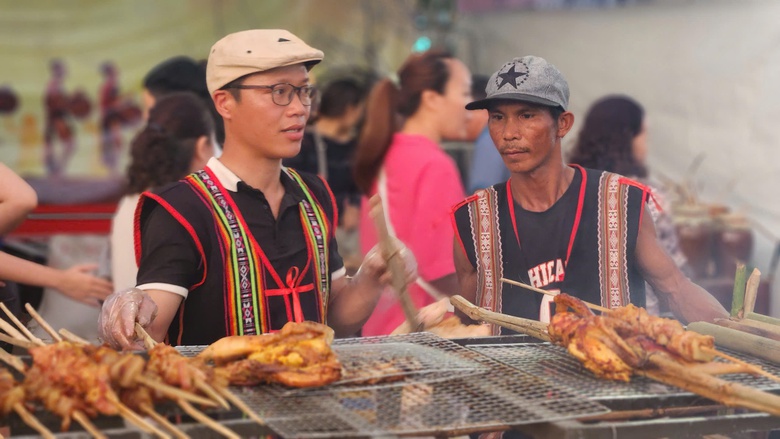 Du khách tròn mắt xem 9 đầu bếp chế biến chiếc bánh cuốn 7,7m ở vùng đất võ, trời văn- Ảnh 4. Du khách tròn mắt xem 9 đầu bếp chế biến chiếc bánh cuốn 7,7m ở vùng đất võ, trời văn- Ảnh 4.