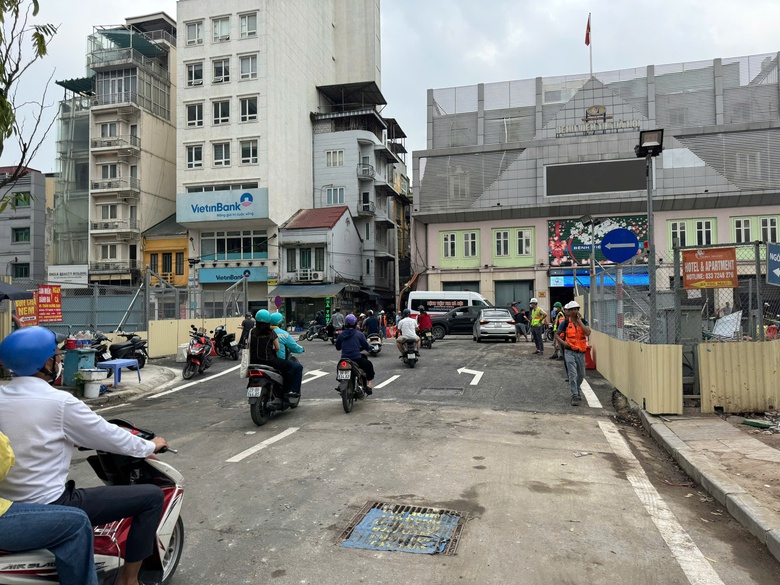 Dựng r&agrave;o thi c&ocirc;ng ga S12 metro Nhổn - ga H&agrave; Nội, người d&acirc;n đi lại thế n&agrave;o?- Ảnh 1.