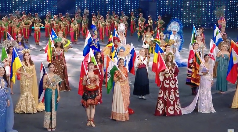 Hoa hậu &Yacute; Nhi diện trang phục d&acirc;n tộc T&acirc;y Nguy&ecirc;n tại đ&ecirc;m khai mạc Miss World 72- Ảnh 1.
