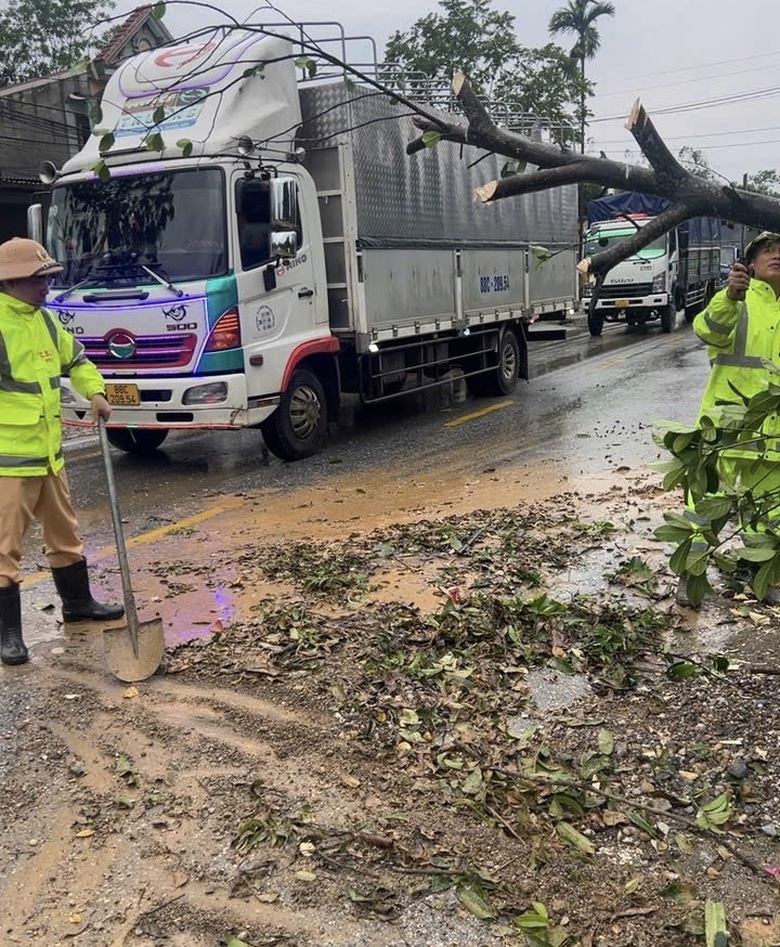 Tuy&ecirc;n Quang: CSGT dọn c&acirc;y đổ, đất đ&aacute; gi&uacute;p người d&acirc;n an to&agrave;n qua đoạn ngập &uacute;ng tr&ecirc;n QL2- Ảnh 1.
