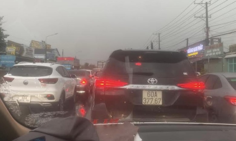 Mưa như tr&uacute;t, nhiều tuyến đường ngập s&acirc;u, &ugrave;n tắc, người đi xe m&aacute;y ng&atilde; nho&agrave;i- Ảnh 6.
