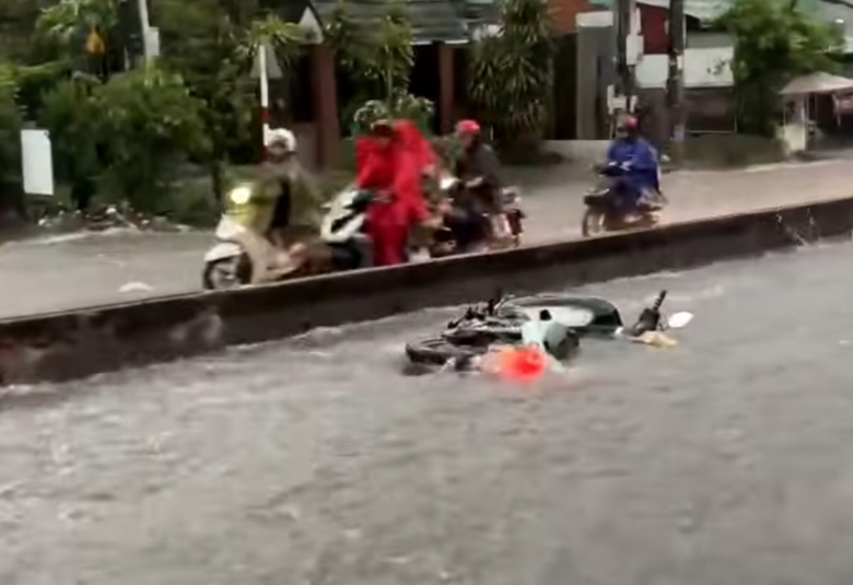 Mưa như tr&uacute;t, nhiều tuyến đường ngập s&acirc;u, &ugrave;n tắc, người đi xe m&aacute;y ng&atilde; nho&agrave;i- Ảnh 5.