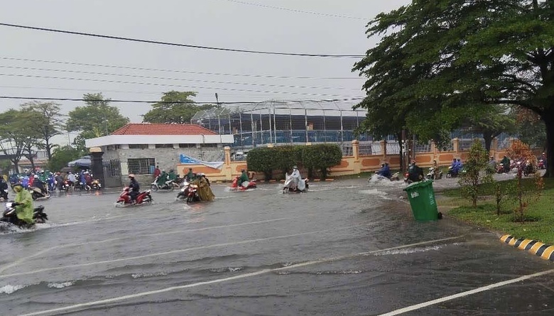 Mưa như tr&uacute;t, nhiều tuyến đường ngập s&acirc;u, &ugrave;n tắc, người đi xe m&aacute;y ng&atilde; nho&agrave;i- Ảnh 4.